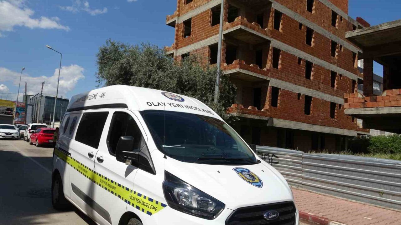 Antalya’da yıllardır tamamlanmayan inşaatta bir erkek cesedi bulundu. Bina etrafında