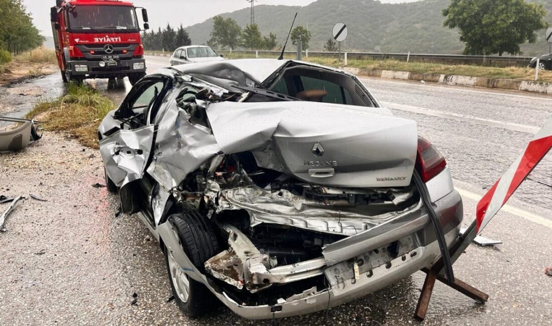 Manisa’nın Kula ilçesinde yağışlı hava nedeniyle yol kenarında park halinde