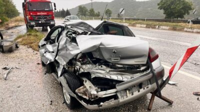 Manisa’nın Kula ilçesinde yağışlı hava nedeniyle yol kenarında park halinde
