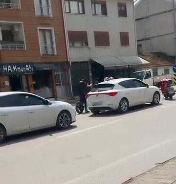 Bursa’nın İnegöl ilçesinde otomobil sürücüsü ile elektrikli bisiklet sürücüsü arasında