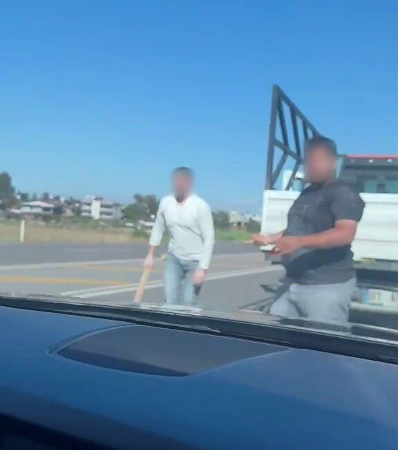 Hatay’da trafikte yaşanan yol verme tartışmasında ailesiyle birlikte seyahat eden