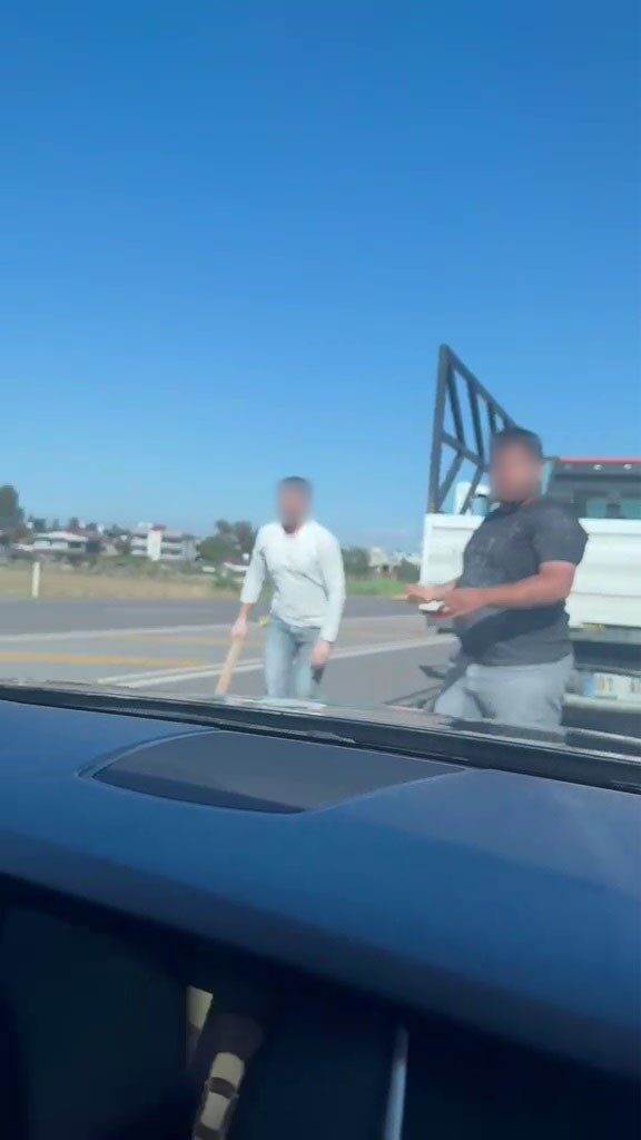 Hatay’da trafikte yaşanan yol verme tartışmasında ailesiyle birlikte seyahat eden