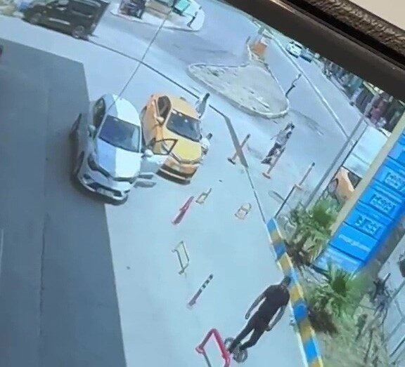 Adana’da yol verme tartışmasında önü kesilen taksici, kimliği belirsiz bir