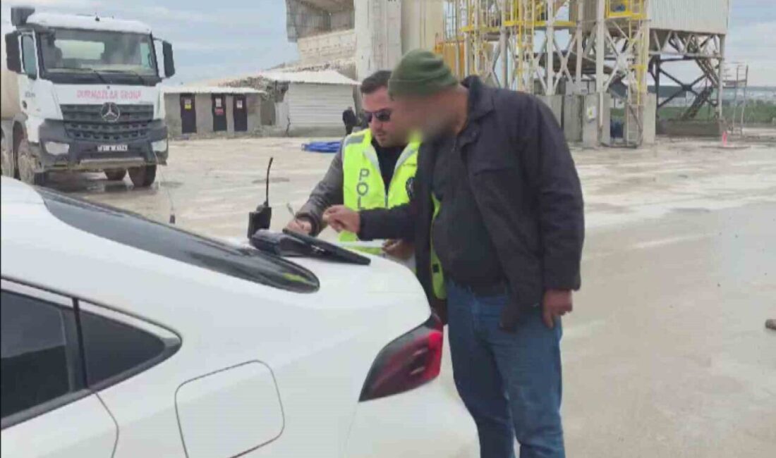 Hatay’ın Antakya ilçesinde trafikte seyrettiği esnada yola beton döken mikser