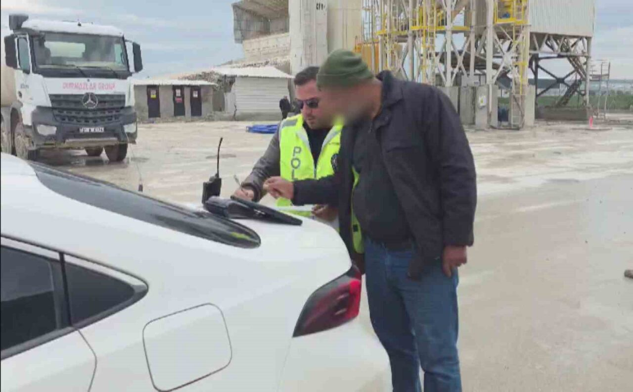 Hatay’ın Antakya ilçesinde trafikte seyrettiği esnada yola beton döken mikser