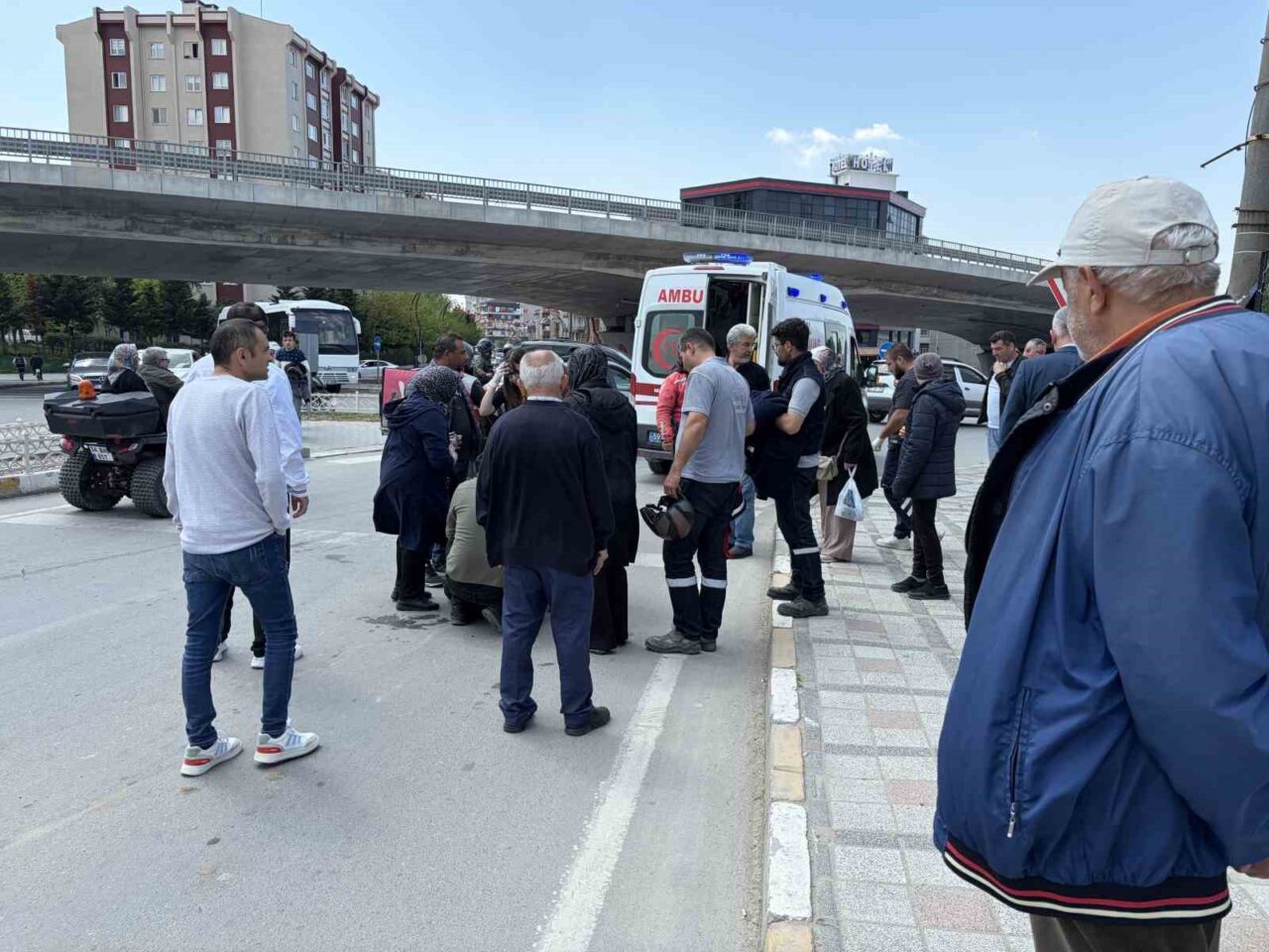 Tekirdağ’ın Kapaklı ilçesinde yola dökülen toprak nedeniyle kayan motosikletin sürücüsü