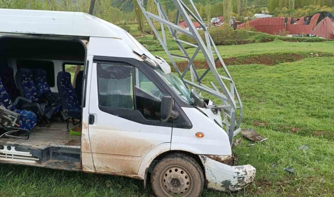 Hakkari’nin Şemdinli ilçesinde kontrolden çıkan yolcu minibüsünün direğe çarpması sonucu