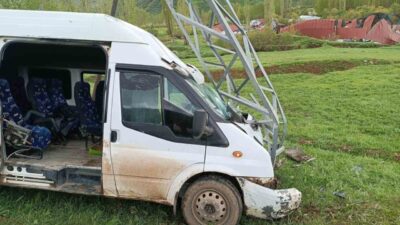 Hakkari’nin Şemdinli ilçesinde kontrolden çıkan yolcu minibüsünün direğe çarpması sonucu