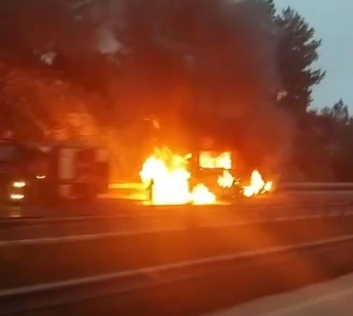 Mersin’in Tarsus ilçesinde yolcu otobüsü alev alev yandı. Yangın, Tarsus-Pozantı
