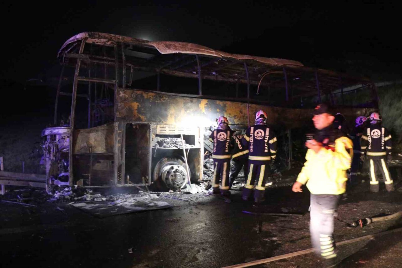 Denizli’nin Sarayköy ilçesinde bariyerlere çarpan yolcu otobüsünün alev alması sonucu