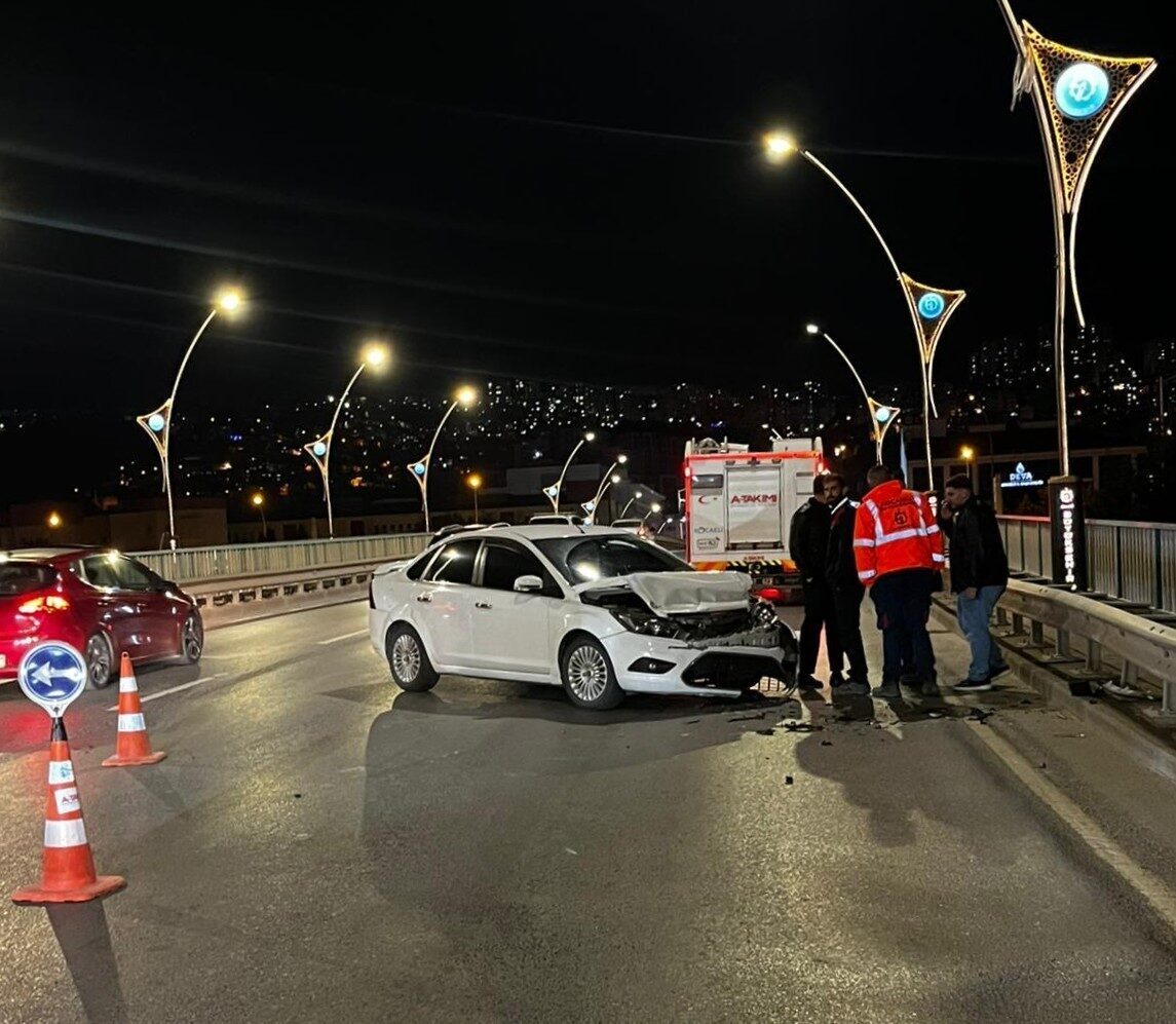 İzmit’te gece saatlerinde meydana gelen kazaya yolda tanık olan A