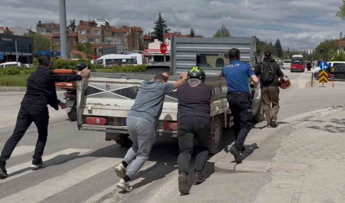 Eskişehir’de, sıkışık trafikte bozulan kamyoneti polis ve diğer sürücüler iterek