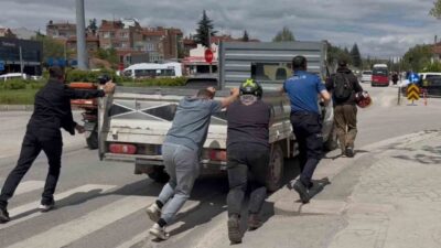 Eskişehir’de, sıkışık trafikte bozulan kamyoneti polis ve diğer sürücüler iterek