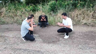 Adana’nın Seyhan ilçesinde yolların köstebek yuvasına dönmesini protesto eden bir