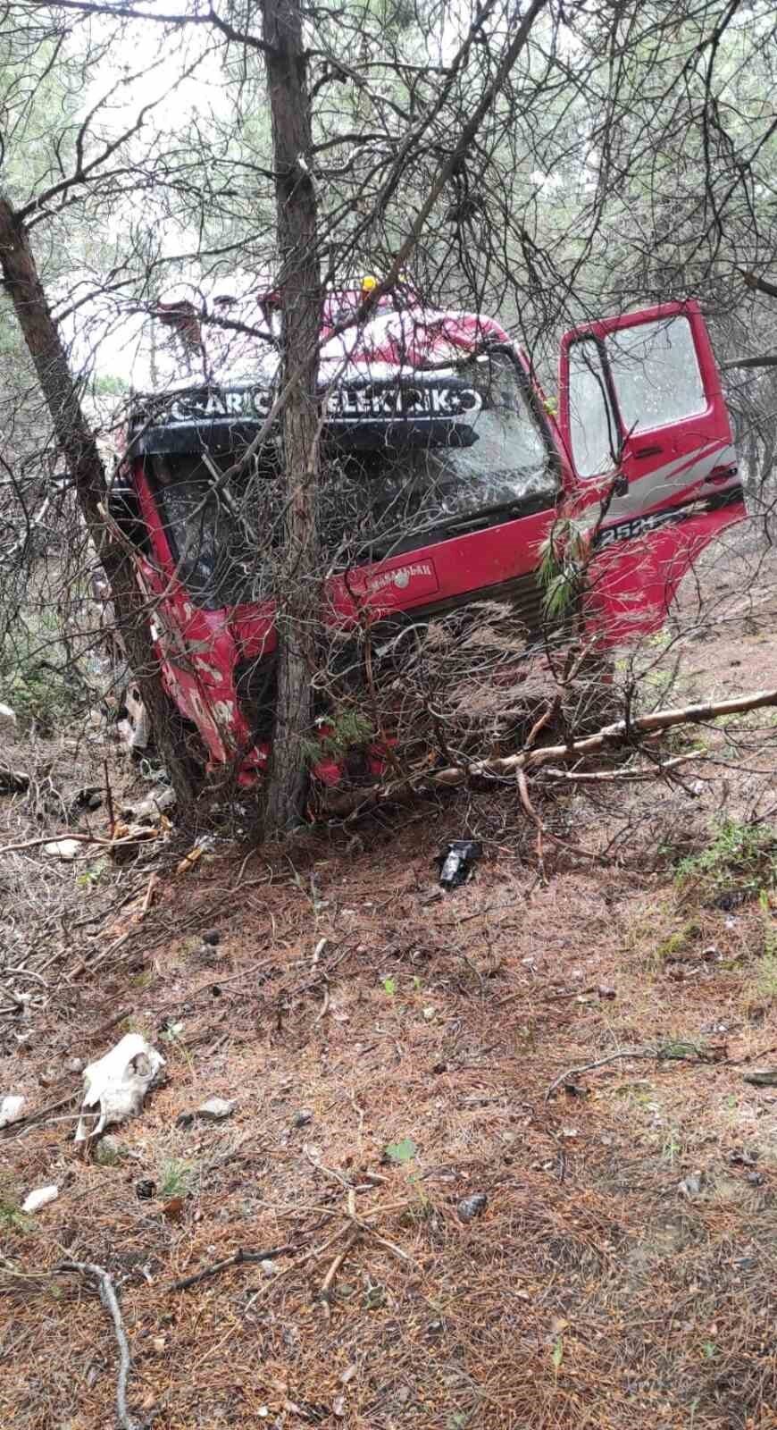 Burdur’da sürücüsünün direksiyon hakimiyetini kaybetmesi sonucu yoldan çıkan vinç ormanlık