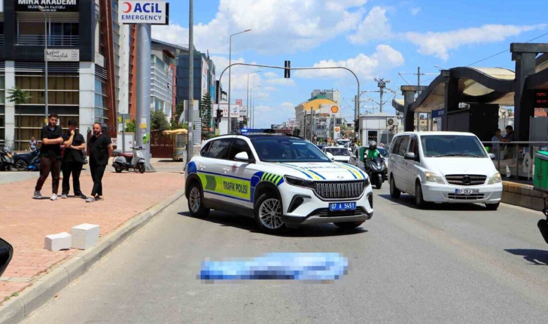 Antalya’da trafik ışığında yolun karşısına geçmek için hareketlenen 13 yaşındaki