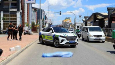 Antalya’da trafik ışığında yolun karşısına geçmek için hareketlenen 13 yaşındaki