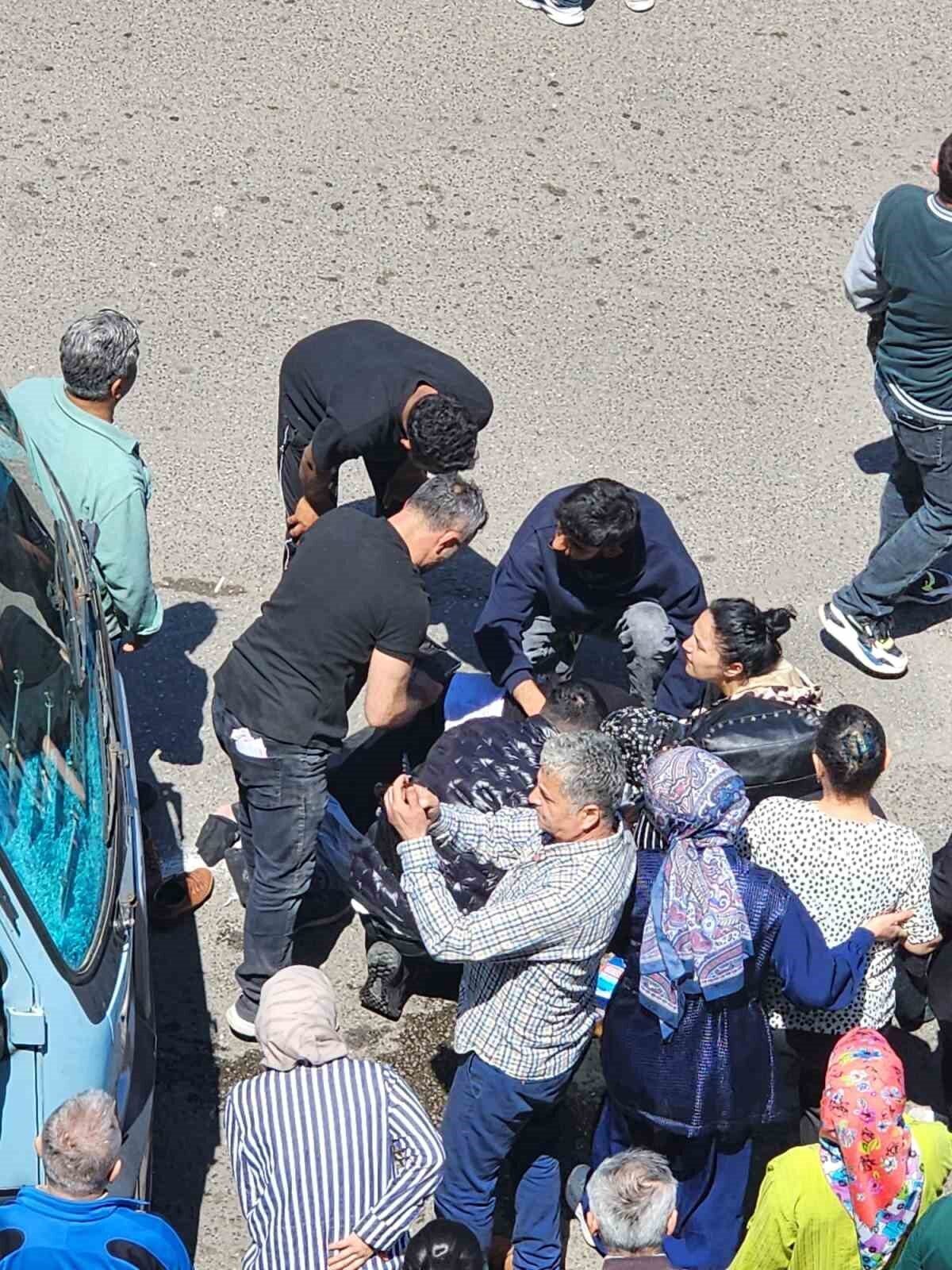 Zonguldak’ta yolun karşısına geçmeye çalışan B.A. isimli kadına minibüs çarptı.