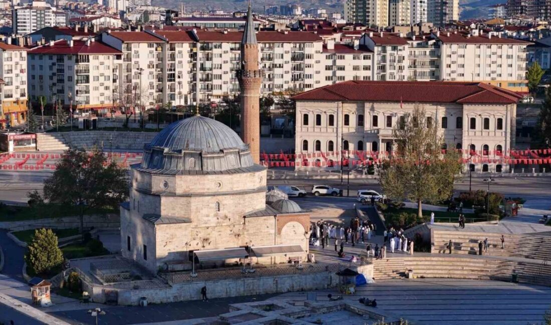 Sivas’ta 4 asırlık tarihi Kale Camii’nde Kurban Bayramı sevinci yaşandı.