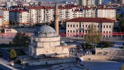 Sivas’ta 4 asırlık tarihi Kale Camii’nde Kurban Bayramı sevinci yaşandı.