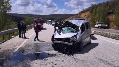 Yozgat’ta bariyerlere çarpan hafif ticari araçtaki 6 kişi yaralandı. Edinilen