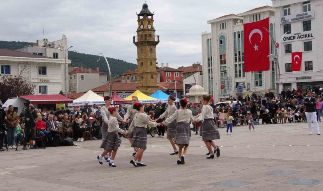 Yozgat Belediyesi tarafından düzenlenen Halk Dansları Şenliği vatandaşlar tarafından ilgiyle