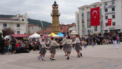 Yozgat Belediyesi tarafından düzenlenen Halk Dansları Şenliği vatandaşlar tarafından ilgiyle