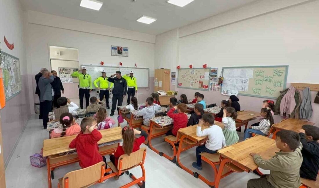 Yozgat’ın Sarıkaya ilçesinde polis selamı veren minikler samimi davranışlarıyla yürek