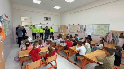 Yozgat’ın Sarıkaya ilçesinde polis selamı veren minikler samimi davranışlarıyla yürek