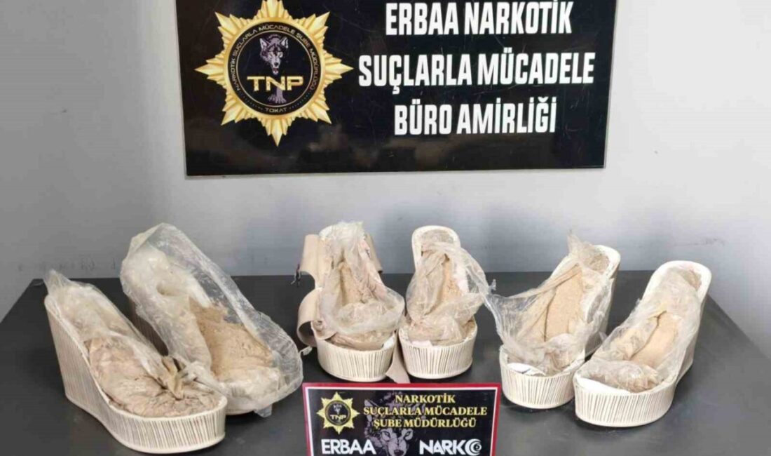 Tokat’ta narkotik ekipleri tarafından kadın ayakkabıları tabanlarına gizlenmiş eroin ele