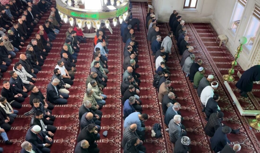 Hakkari’nin Yüksekova ilçesinde Kurban bayramın ilk gününde vatandaşlar bayram namazı