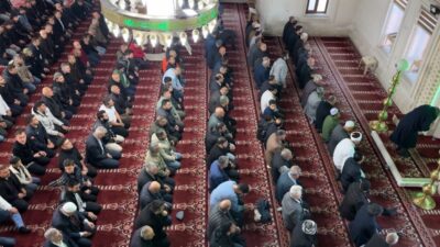 Hakkari’nin Yüksekova ilçesinde Kurban bayramın ilk gününde vatandaşlar bayram namazı