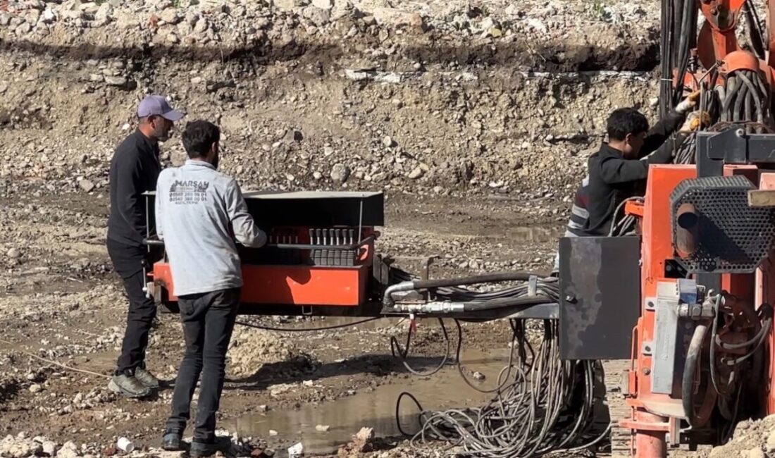 Hakkari’nin Yüksekova ilçesinde deprem riski nedeniyle 3 yıl önce boşaltılarak