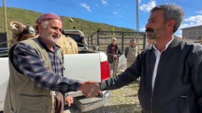 Hakkari’nin Yüksekova ilçesinde, Kurban Bayramı öncesi kurulan canlı hayvan pazarında