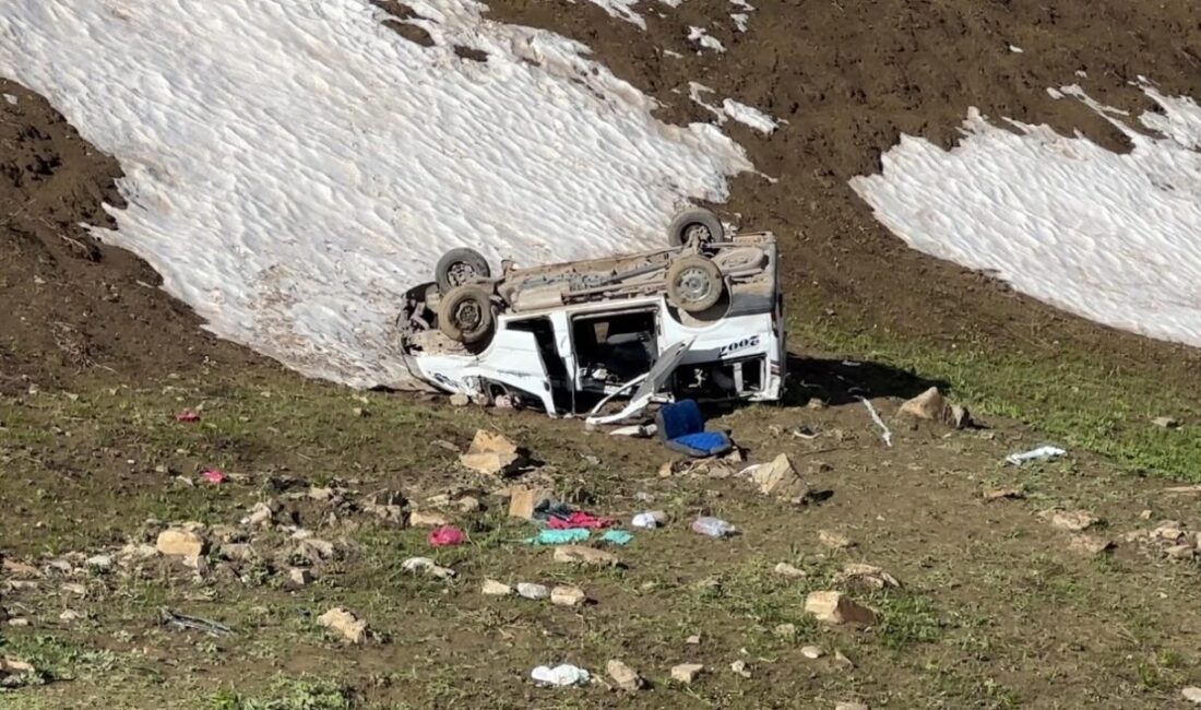 Hakkari’nin Yüksekova ilçesinde pancar toplamaya giden işçileri taşıyan minibüsün şarampole