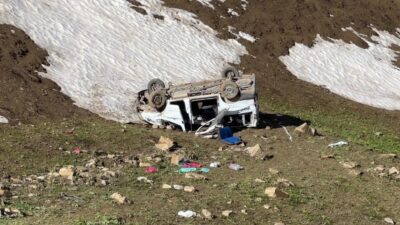 Hakkari’nin Yüksekova ilçesinde pancar toplamaya giden işçileri taşıyan minibüsün şarampole