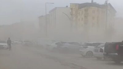 Hakkari’nin Yüksekova ilçesinde sabah saatlerinde aniden bastıran şiddetli rüzgar günlük