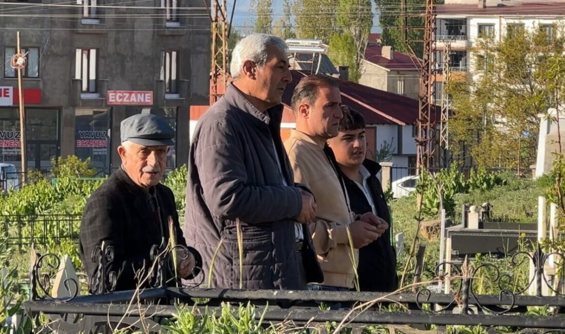 Hakkari’nin Yüksekova ilçesinde Kurban bayramı nedeniyle vatandaşlar, mezarlıklara akın etti.