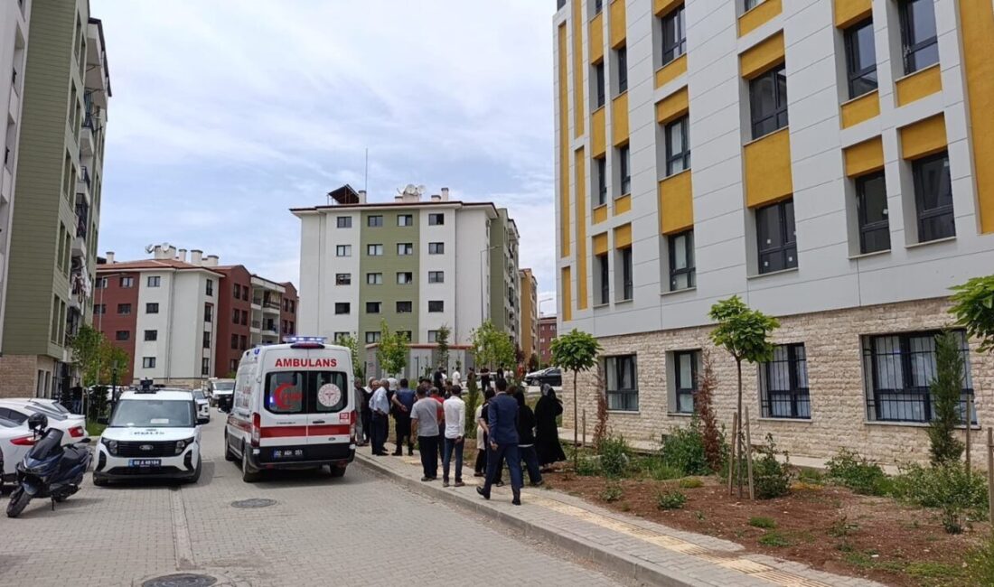 Adıyaman’da 3’üncü kattaki evinin penceresinden düşen kişi ağır yaralandı. Alınan