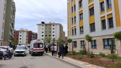 Adıyaman’da 3’üncü kattaki evinin penceresinden düşen kişi ağır yaralandı. Alınan