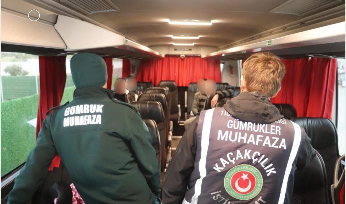 Edirne’deki İpsala Sınır Kapısı’ndan yurda giriş yapan yolcu otobüsünde 4