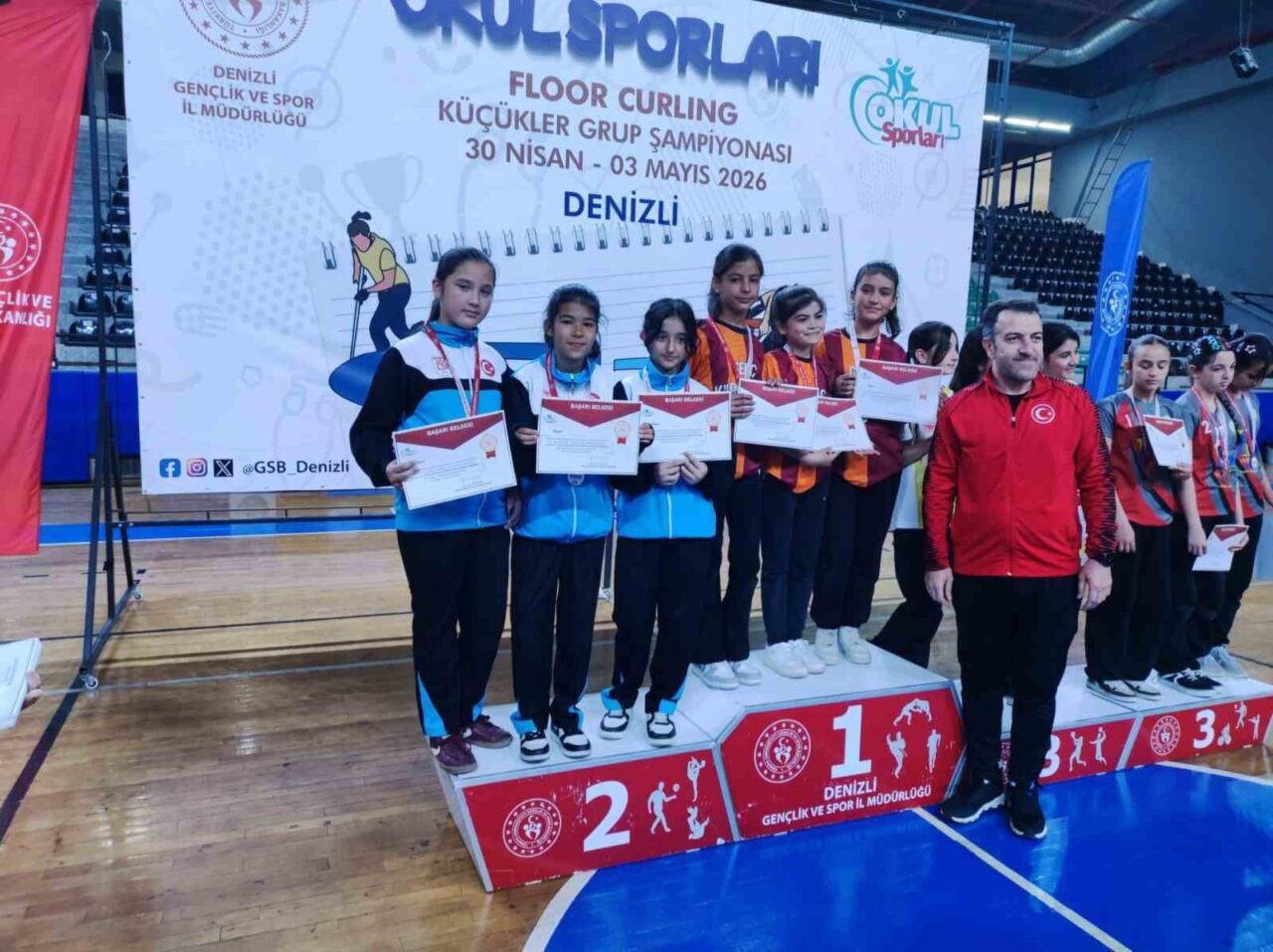 Denizli’de düzenlenen Okul Sporları Floor Curling Küçük Kızlar Bölge müsabakalarında