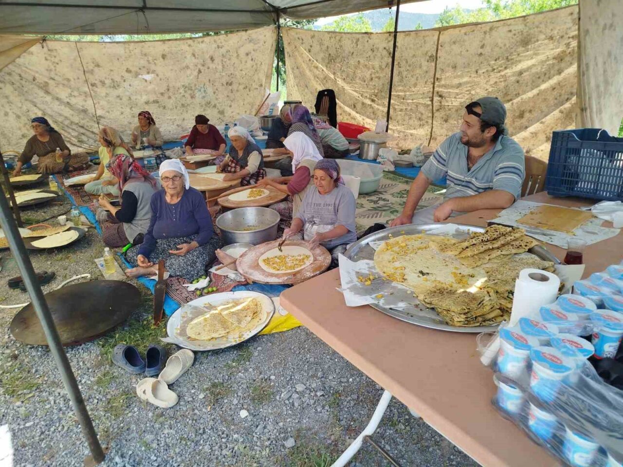 Denizli’nin Çameli ilçesinde bulunan Yunus Pınarı Mezarlığında mahalle halkının katkılarıyla