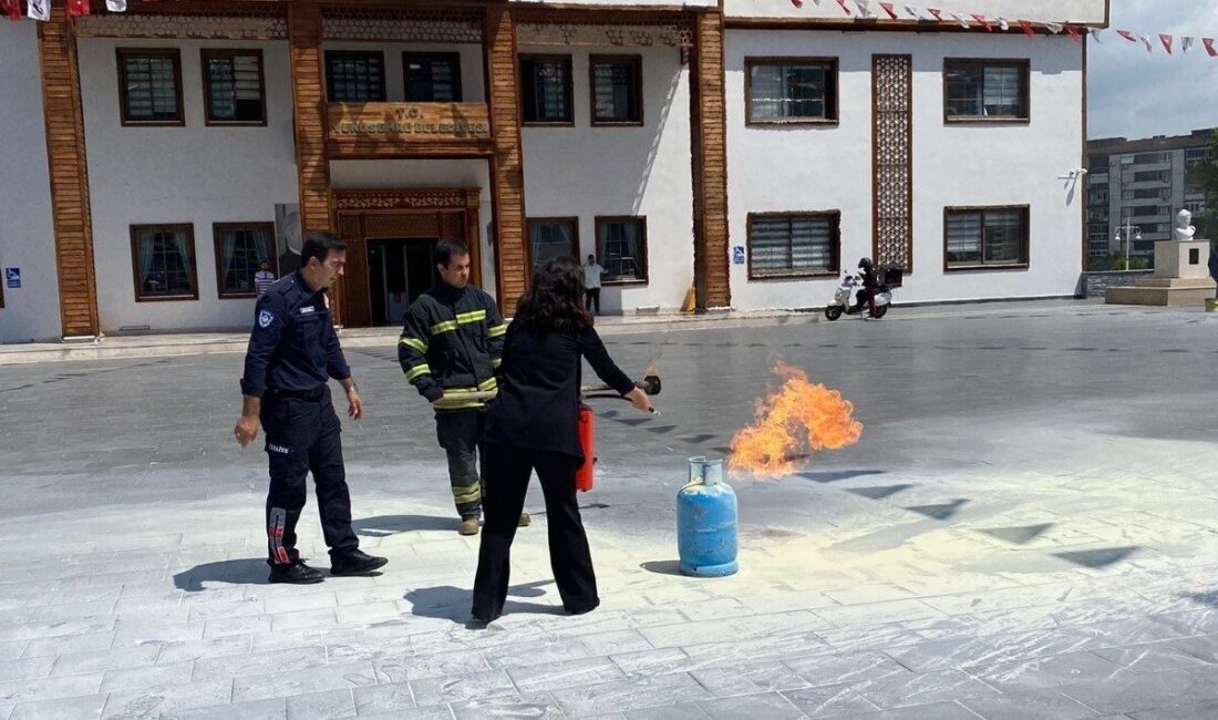 Yunusemre Belediyesi personeline yönelik gerçekleştirilen yangın tatbikatında muhtemel afet durumlarında