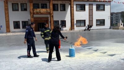Yunusemre Belediyesi personeline yönelik gerçekleştirilen yangın tatbikatında muhtemel afet durumlarında