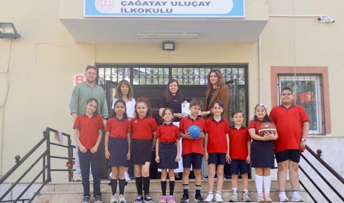 Yunusemre Belediyesinin düzenlediği Atık Pil Toplama Yarışması’nda öğrenciler çevre için