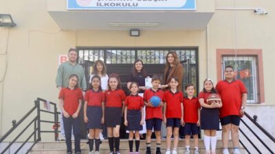 Yunusemre Belediyesinin düzenlediği Atık Pil Toplama Yarışması’nda öğrenciler çevre için