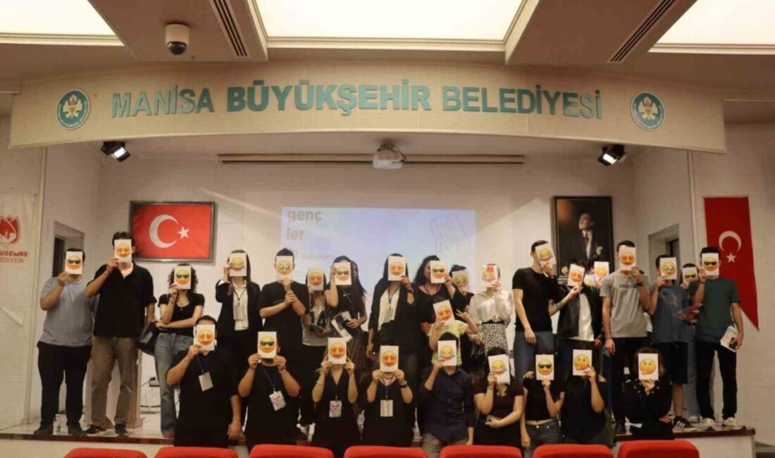 Yunusemre Belediyesi, gençlerin düşüncelerini ifade edebilmesi için Açık Mikrofon paneli