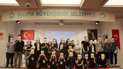 Yunusemre Belediyesi, gençlerin düşüncelerini ifade edebilmesi için Açık Mikrofon paneli