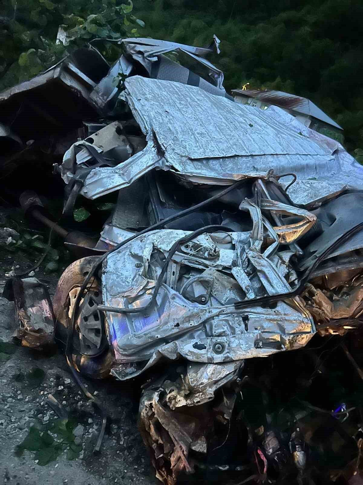 Giresun’un Güce ilçesinde sürücüsünün direksiyon hakimiyetini kaybettiği araç, yüzlerce metrelik